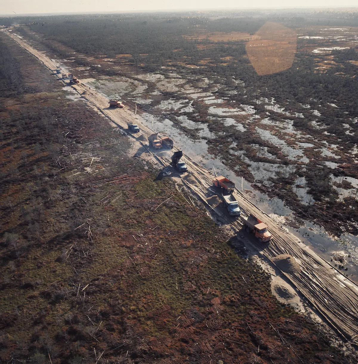 Строительство автодороги на Самотлор. 1970 год